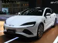Biały BYD Seal na wystawie. Sprawdź byd cena i poznaj ten nowoczesny samochód elektryczny.