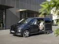 Ciemnoszary Mercedes-Benz Klasa V z otwartymi drzwiami, widoczne jasne fotele.