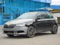 Czarny samochód z szarym zderzakiem przednim, gotowy do malowania. Sprawdź malowanie zderzaka cenę.