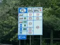 Znak drogowy PL informuje o ograniczeniach prędkości w Polsce: 50 km/h w terenie zabudowanym, 90 km/h poza terenem zabudowanym, 100 km/h na drogach dwujezdniowych, 120 km/h na drogach ekspresowych i 140 km/h na autostradach.