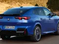 Niebieskie BMW X2 M35i pędzi po drodze. Sprawdź atrakcyjną bmw x2 cena i wybierz swój wymarzony model.