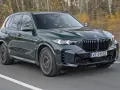 Zielony BMW X5 w ruchu. Sprawdź aktualną bmw x5 cena i ciesz się jazdą.