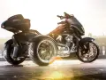 Stylowe motocykle trójkołowe na kat B. Błyszczące, czarne, z chromowanymi felgami, gotowe na podbój miasta.