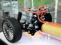 Silnik wodorowy z pomarańczowymi przewodami i zbiornikiem paliwa. To przyszłość motoryzacji, czysta energia napędowa.
