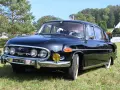 Czarna Tatra 603 lśni na trawie, gotowa na przejażdżkę.