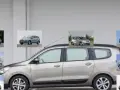 Kolekcja samochodów rodzinnych, w tym Dacia Lodgy, prezentowana na tle szarej ściany.