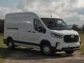 Biały Maxus Deliver 9 zaparkowany na drodze gruntowej, gotowy do transportu.