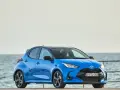 Niebieski Toyota Yaris z czarnym dachem, idealne jakie auto do 50 tys. na wakacyjne wyjazdy nad morze.