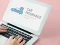 Kobieta wpisuje w laptopie frazę "ile kosztuje ubezpieczenie samochodu pierwszy raz". Na ekranie widnieje grafika samochodu z tarczą i hasło "CAR INSURANCE".