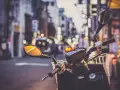 Kierownica skutera 125 z koszykiem, gotowa na miejską przygodę. Pomyśl o ubezpieczeniu motocykla 125, by podróżować bezpiecznie.