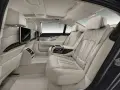 Luksusowe wnętrze BMW Serii 7 z ekranami dla pasażerów z tyłu. Sprawdź BMW 7 cena i poczuj komfort podróży.