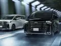 Dwa luksusowe minivany Toyota Vellfire jadące w tunelu.