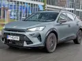 Szary Cupra Formentor na drodze, nowoczesny design, sportowe detale. Sprawdź aktualną cupra cena.