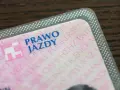 Nowe prawo jazdy z unijnym symbolem i wielojęzycznymi napisami.