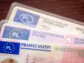 Kilka polskich praw jazdy ułożonych jedno na drugim. Ważność prawa jazdy jest kluczowa dla każdego kierowcy.