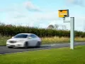 Biały samochód pędzi obok fotoradaru. Czy przekroczenie prędkości o 20 km ile punktów?