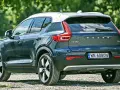 Tylna część ciemnoszarego Volvo XC40 z białym dachem, zaparkowanego na żwirowej drodze. Sprawdź aktualną volvo xc40 cena.
