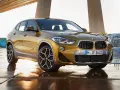 Złoty BMW X2 na tle mostu i skateparku. Nowoczesny leasing jak abonament, bez zobowiązań.