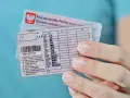 Polskie prawo jazdy kategorii B w rękach kobiety. Dokument potwierdza uprawnienia do kierowania pojazdami.