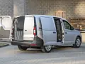 Srebrny Ford Transit Connect z otwartymi drzwiami, widok z tyłu.