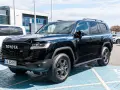 Czarny Toyota Land Cruiser 300 GR Sport z grillem w kształcie plastra miodu i oznaczeniem GR.