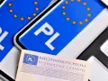 Polskie tablice rejestracyjne z symbolem UE i dokument "Pozwolenie Czasowe". Wymiary tablicy rejestracyjnej są standardowe.