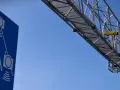 Niebieski znak informuje o odcinkowym pomiarze prędkości S7. Nad drogą widać konstrukcję z żółtą kamerą.