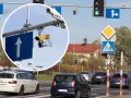 Widok na skrzyżowanie z sygnalizacją świetlną i znakami drogowymi. W powiększeniu widać kamery rejestrujące przejazd na czerwonym świetle.