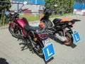 Dwa motorowery z literą "L" na tablicach, symbolizujące naukę jazdy. Karta motorowerowa od ilu lat?