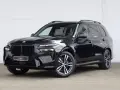 Czarny BMW X7 na tle białej ściany. Sprawdź aktualną bmw x7 cena i dostępne konfiguracje.