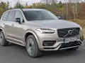 Złoty Volvo XC90 w ruchu, sprawdzamy jego atrakcyjną volvo xc90 cenę.