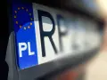 Fragment polskiej tablicy rejestracyjnej z symbolem UE i literami "PL".