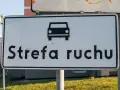 Znak drogowy informuje o wjeździe do strefy ruchu.