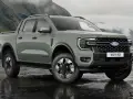 Nowy Ford Ranger Platinum w zielonym kolorze, gotowy na przygodę w górach.