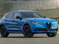 Niebieskie Alfa Romeo Stelvio na czarnych felgach. Sprawdź aktualną alfa romeo stelvio cena i dostępne konfiguracje.