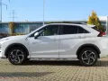 Biały Mitsubishi Eclipse Cross Plug-in Hybrid. Czy to crossover? Tak, to połączenie SUV-a i hatchbacka.
