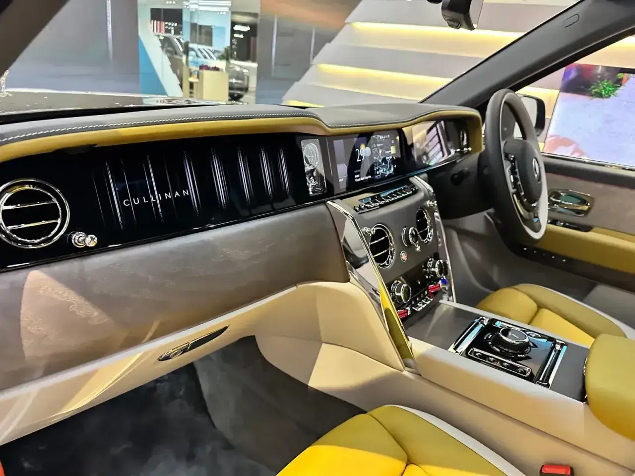 Wnętrze Rolls-Royce Cullinan z żółtymi akcentami. Luksus i komfort, które usprawiedliwiają jego cenę.