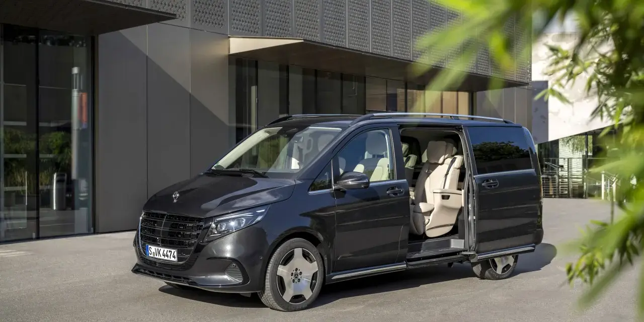 Ciemnoszary Mercedes-Benz Klasa V z otwartymi drzwiami, widoczne jasne fotele.