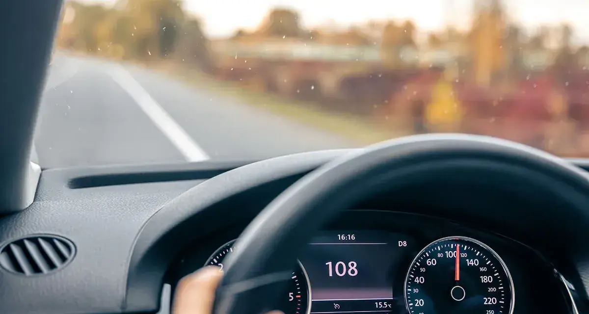 Przekroczenie prędkości o 30 km/h. Na desce rozdzielczej widnieje 108 km/h, a wskazówka prędkościomierza jest blisko 120 km/h.