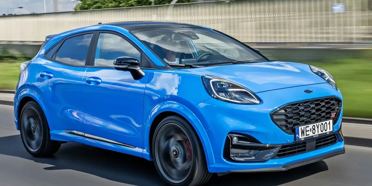 Niebieski Ford Puma ST w ruchu. Sprawdź atrakcyjną ford puma cena i wybierz swój wymarzony model.