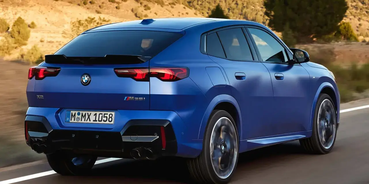 Niebieskie BMW X2 M35i pędzi po drodze. Sprawdź atrakcyjną bmw x2 cena i wybierz swój wymarzony model.
