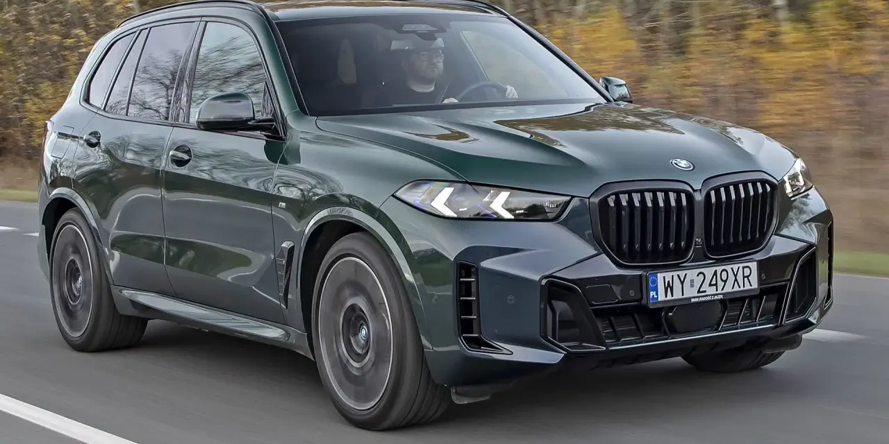 Zielony BMW X5 w ruchu. Sprawdź aktualną bmw x5 cena i ciesz się jazdą.