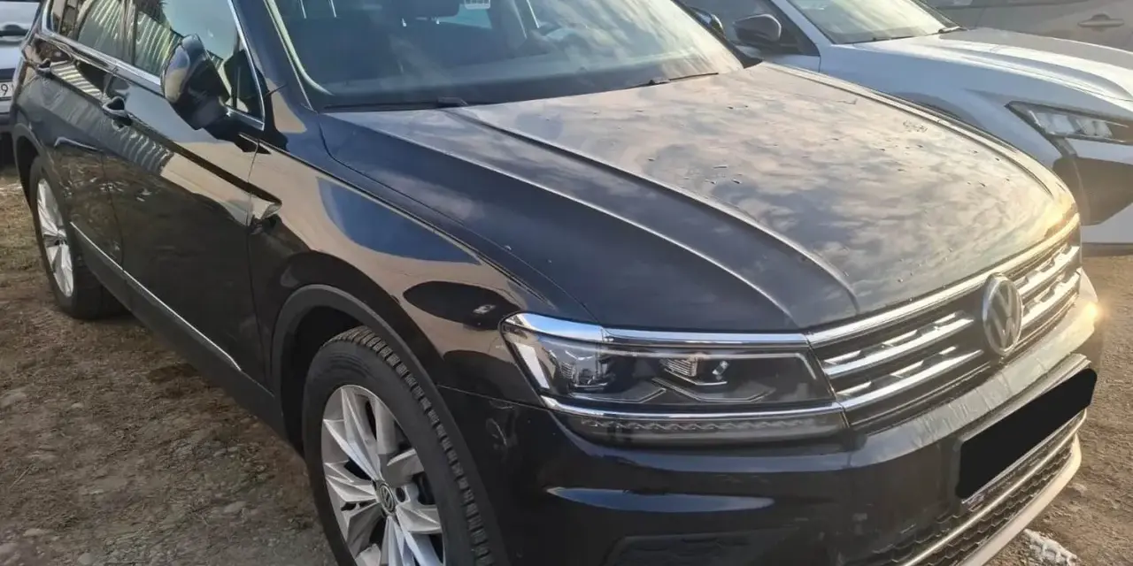 Czarny Volkswagen Tiguan, auto zastępcze z OC sprawcy, stoi na parkingu.