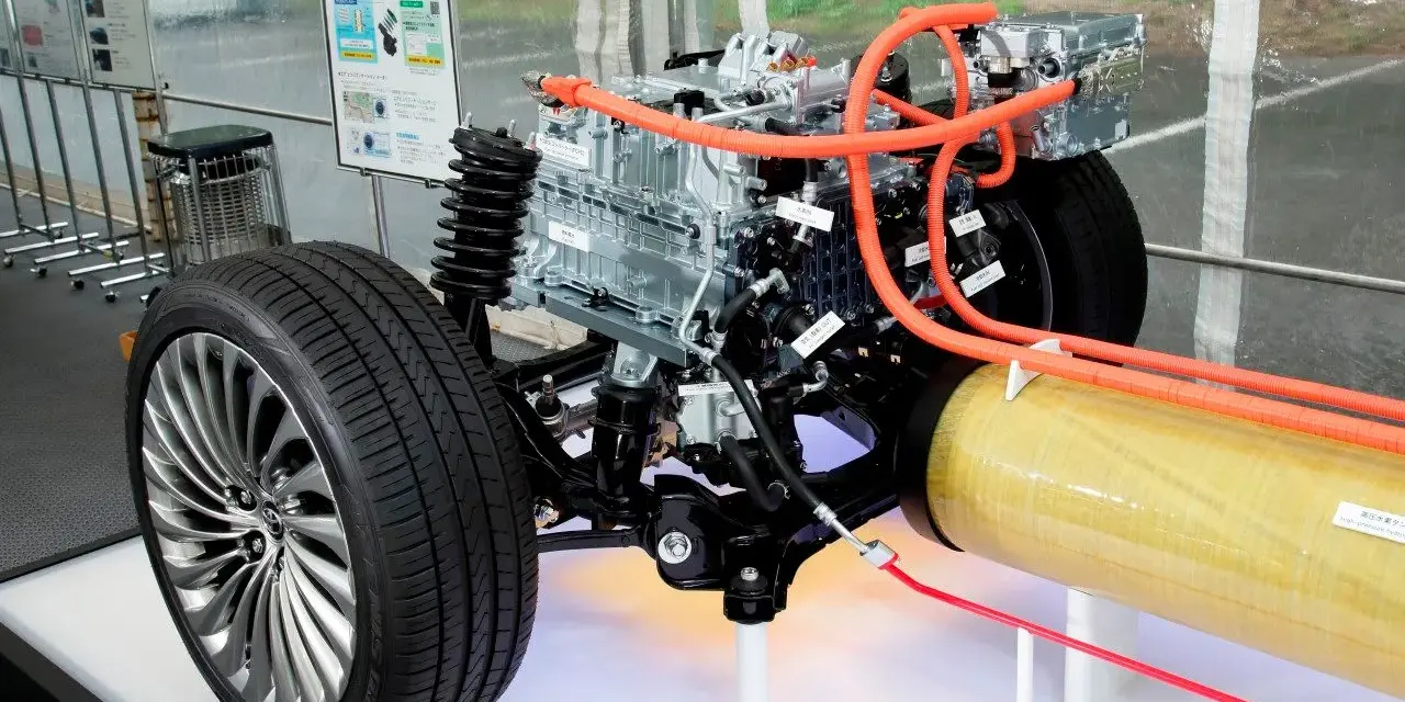 Silnik wodorowy z pomarańczowymi przewodami i zbiornikiem paliwa. To przyszłość motoryzacji, czysta energia napędowa.