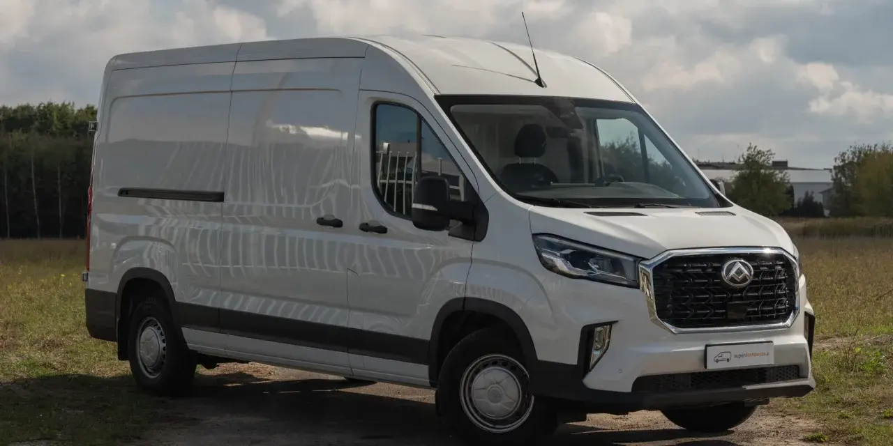 Biały Maxus Deliver 9 zaparkowany na drodze gruntowej, gotowy do transportu.