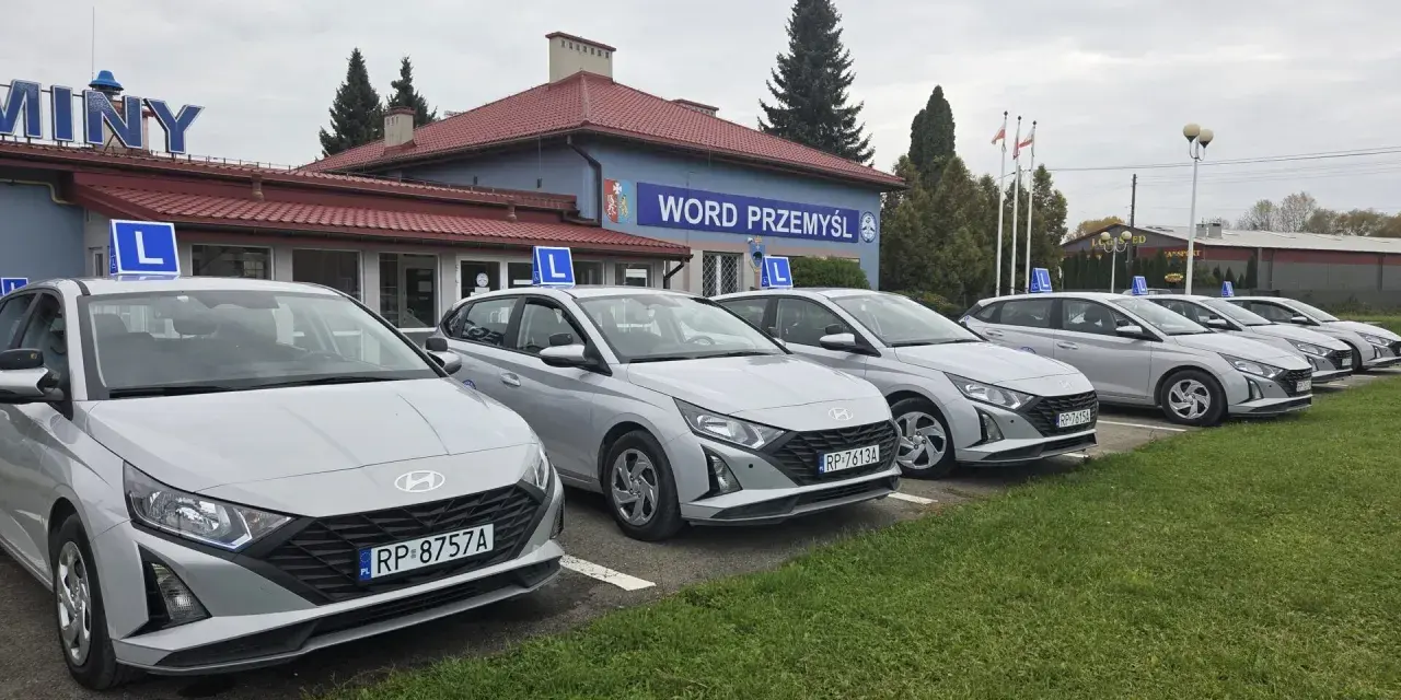 Samochody WORD Przemyśl z literką L na dachu. Zastanawiasz się, ile kosztuje egzamin teoretyczny na prawo jazdy?
