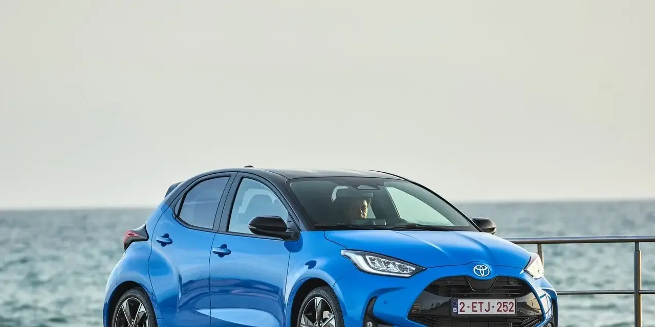 Niebieski Toyota Yaris z czarnym dachem, idealne jakie auto do 50 tys. na wakacyjne wyjazdy nad morze.