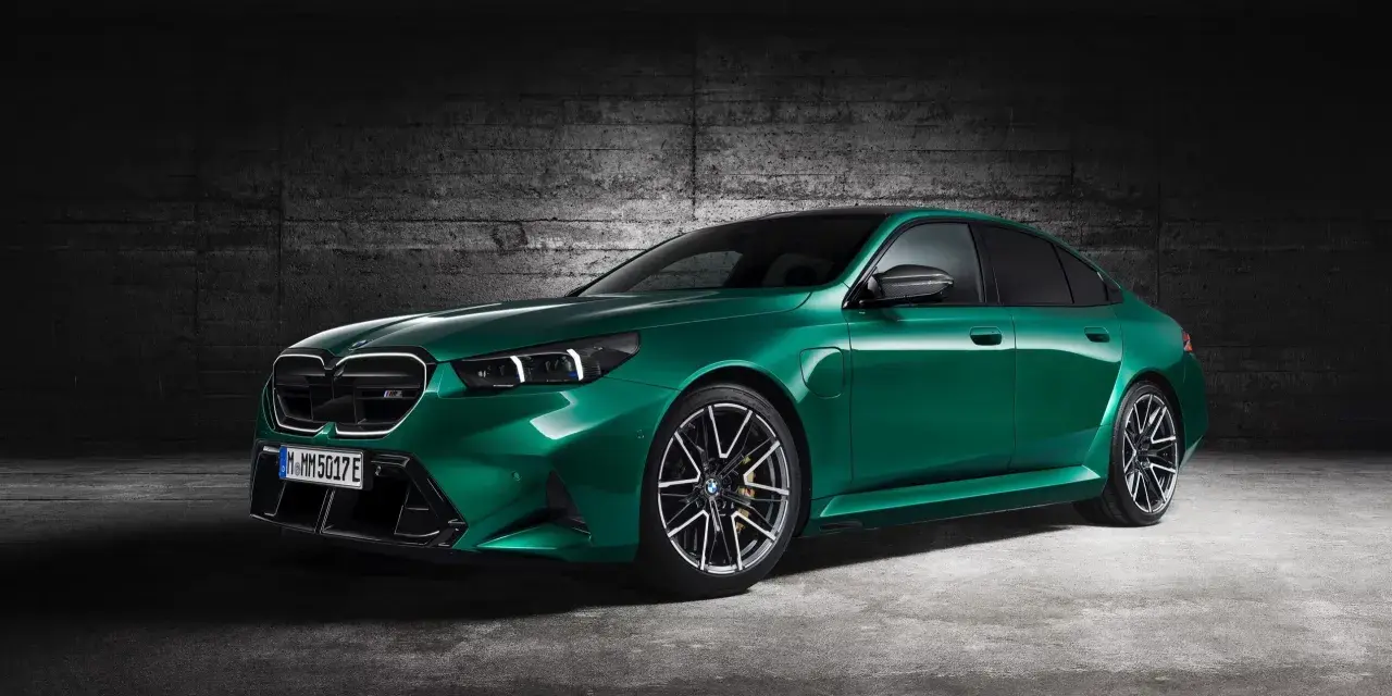 Zielone BMW M5 Competition lśni w mrocznym garażu. Sprawdź aktualną bmw m5 cena i poczuj moc.