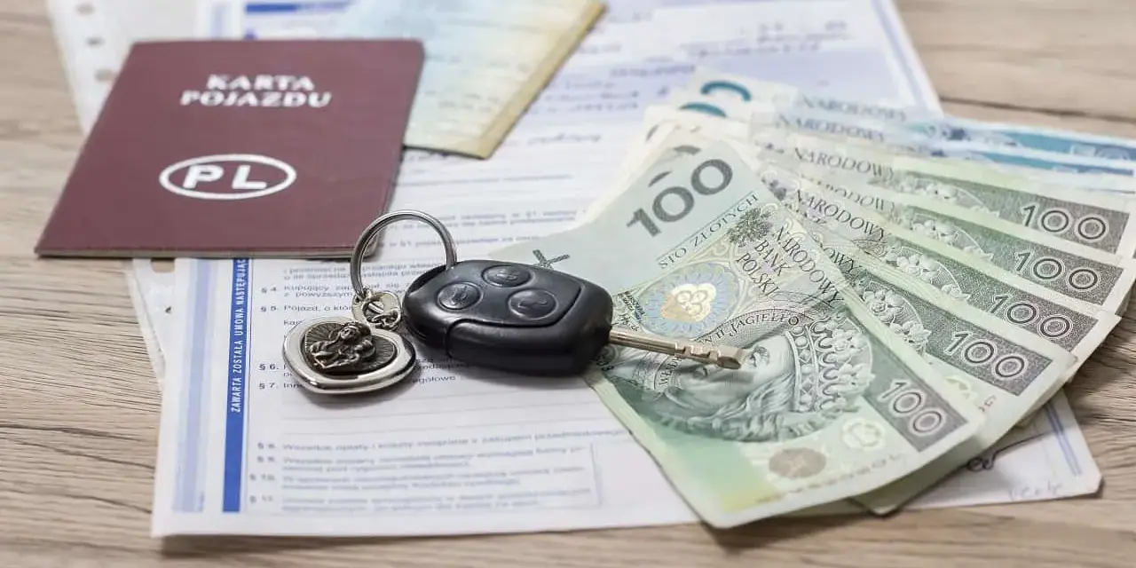 Kluczyk do auta, pieniądze i dokumenty, w tym Karta Pojazdu. Czy karta pojazdu jest potrzebna do zakupu samochodu?