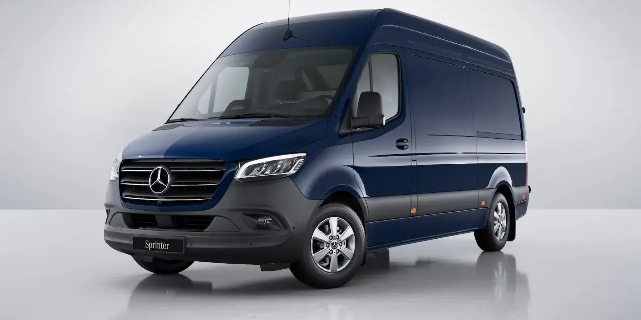 Ciemnoniebieski Mercedes Sprinter stoi na błyszczącej podłodze.